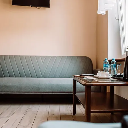 Pałac Pod Bocianim Gniazdem Hostel *